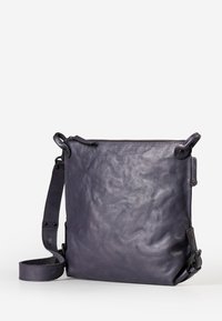 Borsa a tracolla in pelle viola con finitura testurizzata, chiusura con zip, tracolla regolabile e dettagli in metallo. Forma rettangolare con bordi morbidi.