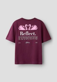 Bordowa bawełniana koszulka z krótkim rękawem; posiada różowe łabędzie oraz odblaskowy nadruk z tyłu; okrągły dekolt i standardowy fason.