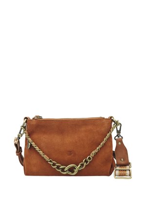 Sac bandoulière en daim marron avec détail chaîne dorée et sangle en cuir réglable, fermeture éclair, et logo discret embossé à l'avant.