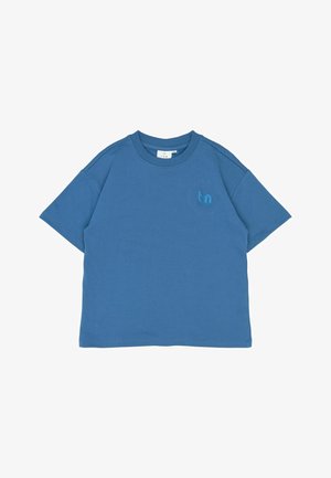 Blauwe katoenen T-shirt met korte mouwen, een ronde hals en een klein geborduurd logo op de linkerborst. Glad textuur.