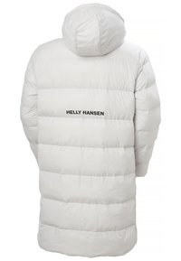 Biała kurtka puchowa z kapturem, z pikowanymi sekcjami oraz czarnym logo "HELly HANSEN", o miękkiej fakturze i długości do kolan.