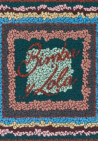 Textil con un fondo verde y acentos multicolores. Presenta el texto "Bimba y Lola" en cursiva roja en el centro.