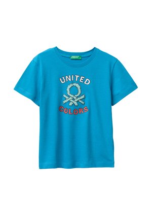 Jasnoniebieska koszulka z krótkim rękawem z napisem "UNITED COLORS" i stylizowanym okrągłym logo w jasnoniebieskim i czerwonym na przedzie.
