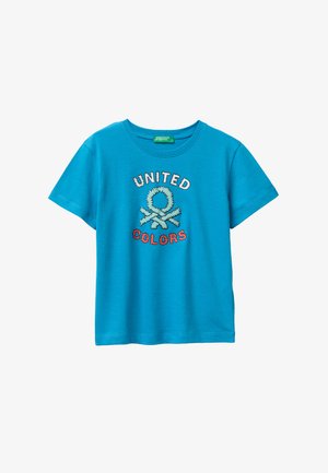 Jasnoniebieska koszulka z krótkim rękawem z napisem "UNITED COLORS" i stylizowanym okrągłym logo w jasnoniebieskim i czerwonym na przedzie.