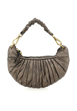 Borsa in pelle grigio metallizzato con design plissettato, ferrature dorate, forma arrotondata e manico arricciato. Chiusura con cerniera lungo la parte superiore.