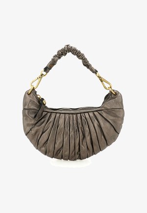 Borsa in pelle grigio metallizzato con design plissettato, ferrature dorate, forma arrotondata e manico arricciato. Chiusura con cerniera lungo la parte superiore.