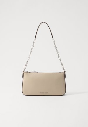 Sac à épaule beige Michael Kors avec bandoulière chaîne argentée et fermeture éclair sur fond blanc uni.