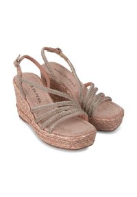 Sandali con zeppa rosa, suola in juta intrecciata, dettagli metallici a strisce e cinturini alla caviglia regolabili. Soletta morbida e testurizzata per il comfort.