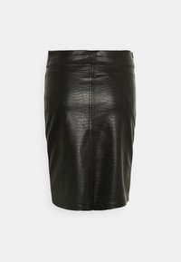 Černá kožená mini sukně s texturovaným, raženým vzorem. Disponuje přiléhavým střihem a rovnou siluetou se skrytým zadním zipem.