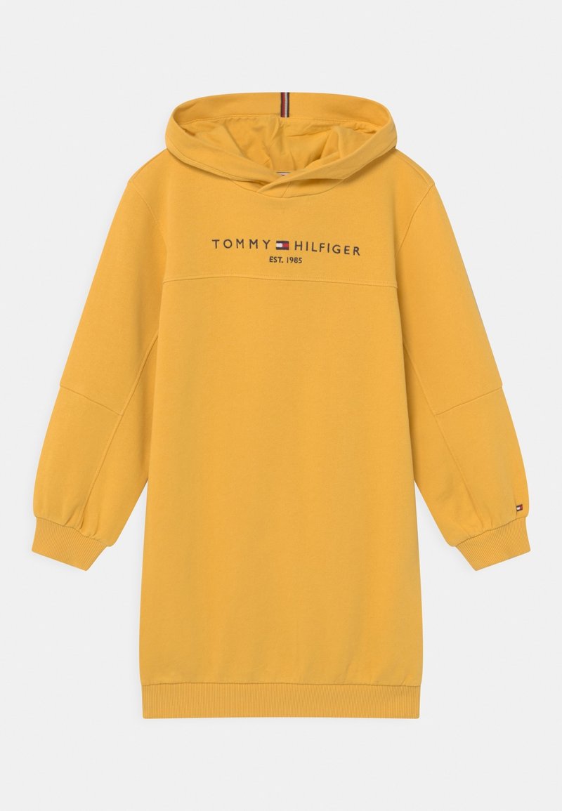 Żółta sukienka z kapturem o luźnym kroju, z przodem z logo "TOMMY HILFIGER EST. 1985" oraz ściągaczami z kontrastującymi kolorami.