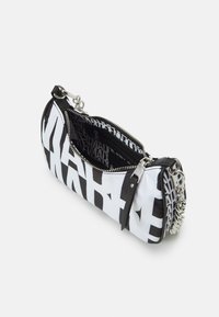Petit sac zippé noir et blanc avec un texte graphique audacieux, ouvert pour montrer une poche intérieure noire zippée et un détail de chaîne argentée sur le côté.