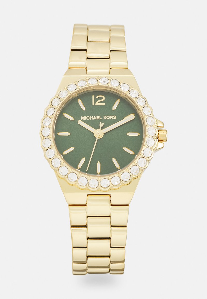 Reloj de metal dorado con una esfera verde, bisel con acentos de cristales y marcadores dorados. Presenta un diseño de pulsera de acero inoxidable.