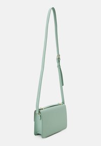 Mintgrünes synthetisches Leder-Crossbody-Bag mit flacher rechteckiger Form, ausgestattet mit goldfarbenen Beschlägen und einem verstellbaren Trageriemen.