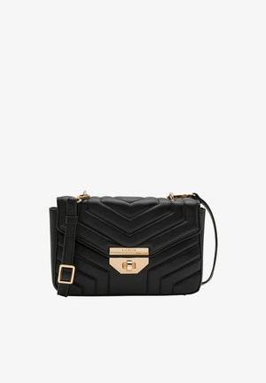 Bolso de cuero negro acolchado tipo bandolera con patrón de chevrón, herrajes dorados, cierre magnético y correa ajustable. Forma rectangular compacta.