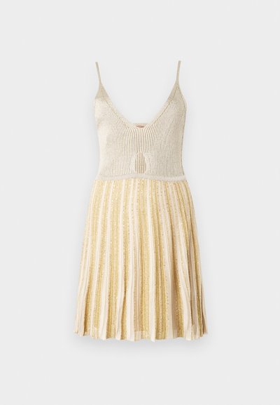 Mouwloze beige gebreide jurk met V-hals, dunne bandjes, sleutelgatdetail en geplooide metallic goudgestreepte rok.