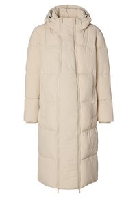 Beige dunjakke med en overdimensioneret hætte, lynlås foran og store, quiltede sektioner. Har elastiske manchetter og en længere silhuet for ekstra varme.