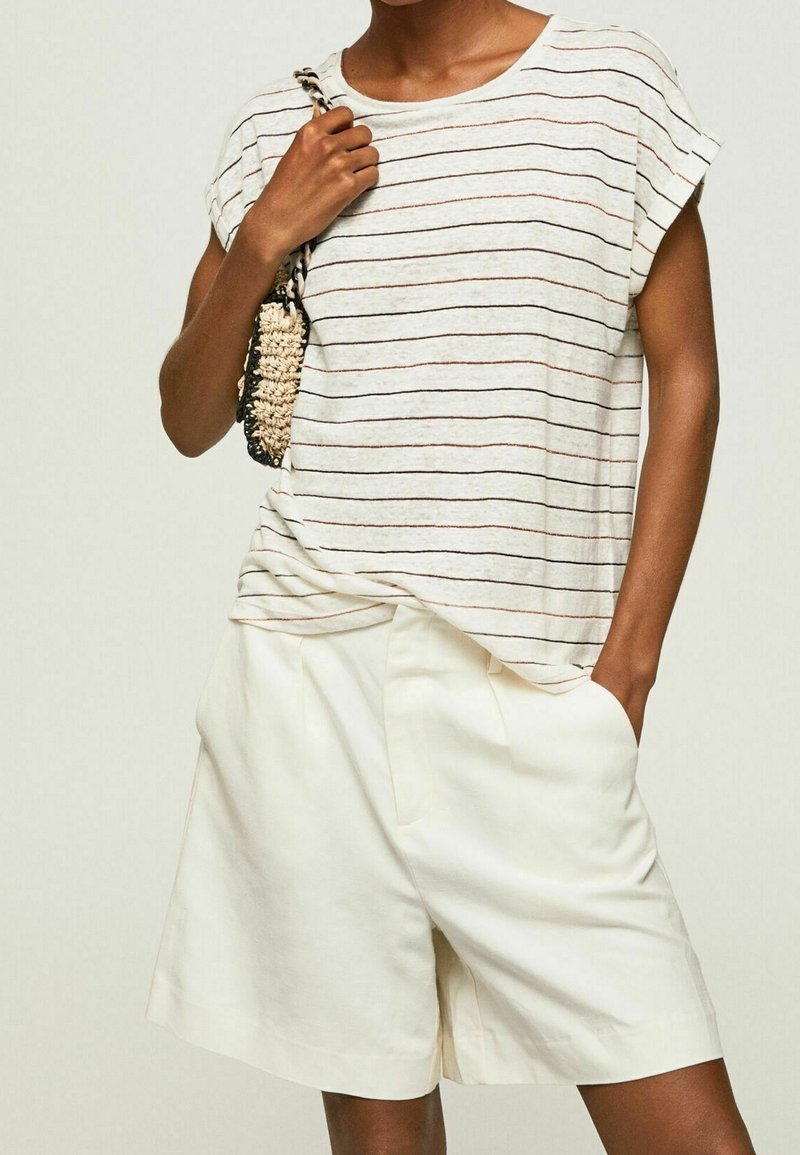 Gestreept T-shirt met ronde hals in lichtbeige en bruin; gecombineerd met crèmekleurige geplooide shorts. Casual stof, ontspannen fit en zijzakken.