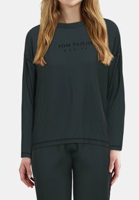 Sudadera deportiva de manga larga en verde oscuro con sutiles rayas horizontales. Presenta un escote redondo y un estampado de marca en el pecho.