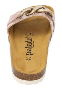 Roze en crèmekleurige slide sandaal met een chunky gevlochten band, kurken voetbed en een gestructureerde witte rubberen zool. Toont een "palado" logo aan de binnenkant.