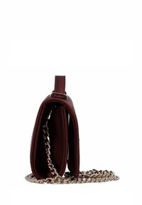 Bolso burdeos con un acabado suave similar al cuero, en forma rectangular, que cuenta con una correa de cadena metálica y un asa superior elegante.