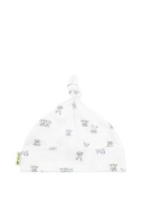 Witte katoenen babyhoed met een knoop bovenop, voorzien van een lichtblauwe en beige teddybeerprint en een omgeslagen rand met een groene label.