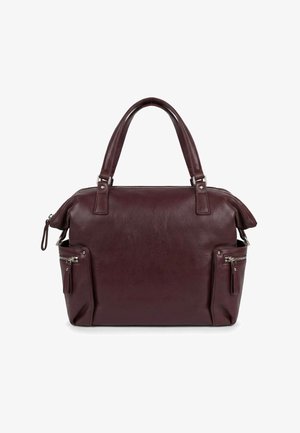 Borsa a mano in pelle bordeaux scuro con due manici, cerniera superiore e tasche laterali con cerniera su sfondo bianco.