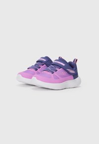 Een paar paarse en marineblauwe peutersneakers met roze accenten en witte zolen, uitgerust met een klittenbandsluiting voor gemakkelijk vastmaken.