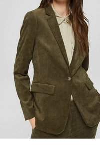 Zielona oliwkowa marynarka skórzana z klapkami, z pojedynczym zapięciem na guzik i bocznymi kieszeniami. Gładka faktura i dopasowany krój.