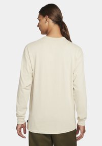 Nike Sportswear PREM ESSNTL SUST - Camisola de manga comprida - rattan