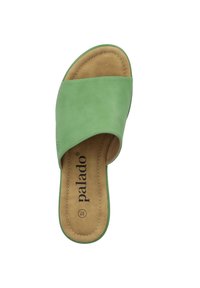 Sandal in verde con design a bande incrociate. Parte superiore in morbida pelle, soletta imbottita color noce e dettagli di cucitura a contrasto. Costruzione leggera.