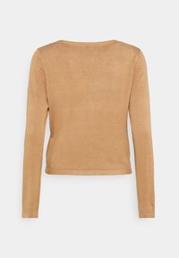 Haut ajusté à manches longues en tissu tricoté marron clair. Texture lisse avec un col rond et des coutures minimales. Se termine à la taille.