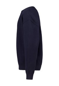 Sudadera de cuello redondo de manga larga color azul marino mostrada de lado, con puños y dobladillo acanalados, y detalles de costura visibles en el hombro.