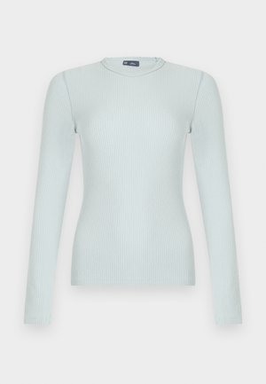 Világoskék bordázott hosszú ujjú testhezálló pulóver kerek nyakkivágással, sima fehér háttéren bemutatva.