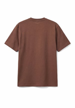 Bruin kortärmlig T-shirt met ronde hals en het "MORATO"-logo in kleine letters gedrukt vlak boven de achterkant van de hals.