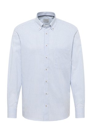 Chemise à manches longues à boutons avec un motif à carreaux bleu et rouge et une poche poitrine avant sur fond blanc.