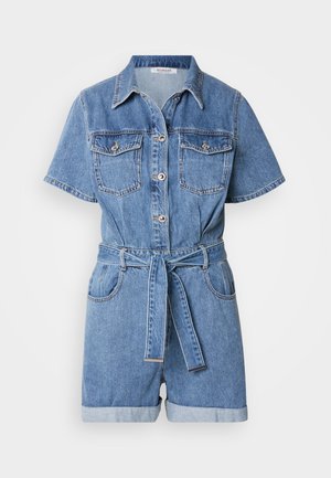 Jumpsuit dżinsowy z krótkim rękawem, kołnierzykiem, dwiema kieszeniami na piersi, paskiem w talii i podwijanymi mankietami. Jasnoniebieski kolor z lekka fakturą.
