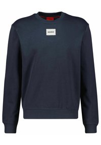 Sudadera azul marino hecha de algodón, con mangas largas, cuello redondo y un parche rectangular con el logotipo "HUGO" en la parte delantera.