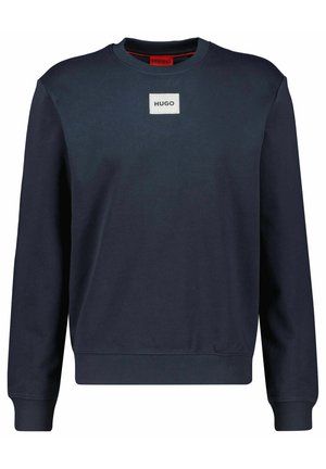 Navyblaues Sweatshirt aus Baumwolle, mit langen Ärmeln, Rundhalsausschnitt und einem rechteckigen "HUGO"-Logo-Patch auf der Vorderseite.
