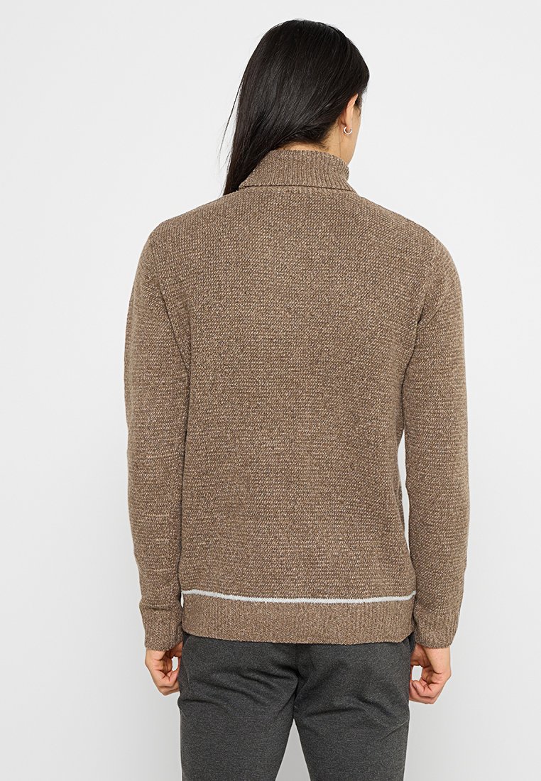 Maglione marrone, texture con colletto alto, maniche lunghe e una striscia bianca all'orlo. Tessuto lavorato a maglia, vestibilità casual.