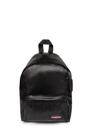 Sac à dos Eastpak noir avec poche avant zippée, poignée supérieure et double fermeture éclair sur le compartiment principal sur fond blanc.