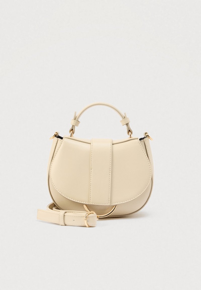 Sac à main en cuir beige de forme arrondie, doté d'une sangle centrale, de ferrures couleur or et d'une bandoulière amovible.