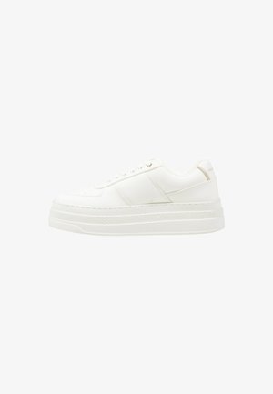 Sneakers bianchi con piattaforma, superiore in pelle liscia, punta tonda, chiusura a lacci, occhielli color oro e dettaglio della soletta testurizzato.
