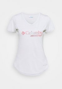 Bílý tričko s výstřihem do V vyrobené z měkké látky, s logem Columbia a textem v růžové a červené barvě, se zakřiveným lemem a krátkými rukávy.