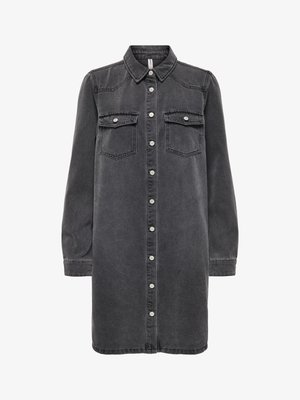 Ciemnoszara sukienka koszulowa z denimu z długimi rękawami, zapięciem na guziki z przodu, kołnierzykiem w szpic i dwoma kieszeniami na piersi. Gładka faktura, klasyczny design.