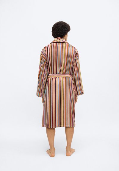 Ριγέ μπουρνούζι με κάθετες πολυχρωμίες ρί γες, ζώνη στη μέση, μακριά μανίκια και απαλό υφασμάτινο φινίρισμα. Ορατή η πίσω όψη.