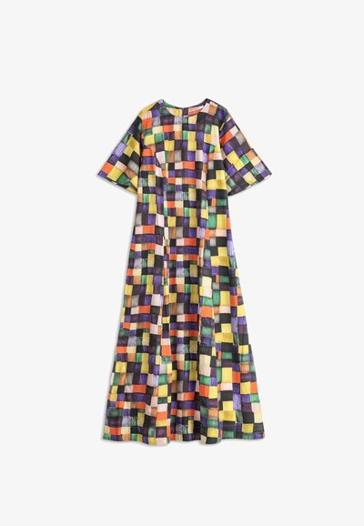 Abito corto e largo con maniche corte, caratterizzato da un motivo patchwork rettangolare colorato in giallo, verde, arancione, nero, viola e beige su sfondo bianco.