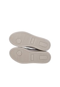 Sko såler i beige gummi med teksturerede mønstre, prydet med et hjerte-logo og "CRICKET" mærkning, designet til trækkraft og holdbarhed.