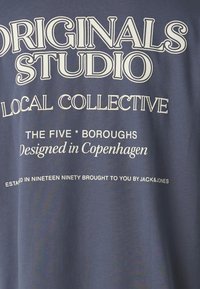 Jack & Jones JORBROOKLYN BACK CREW NECK - Μπλουζάκι με στάμπα - nightshadow blue
