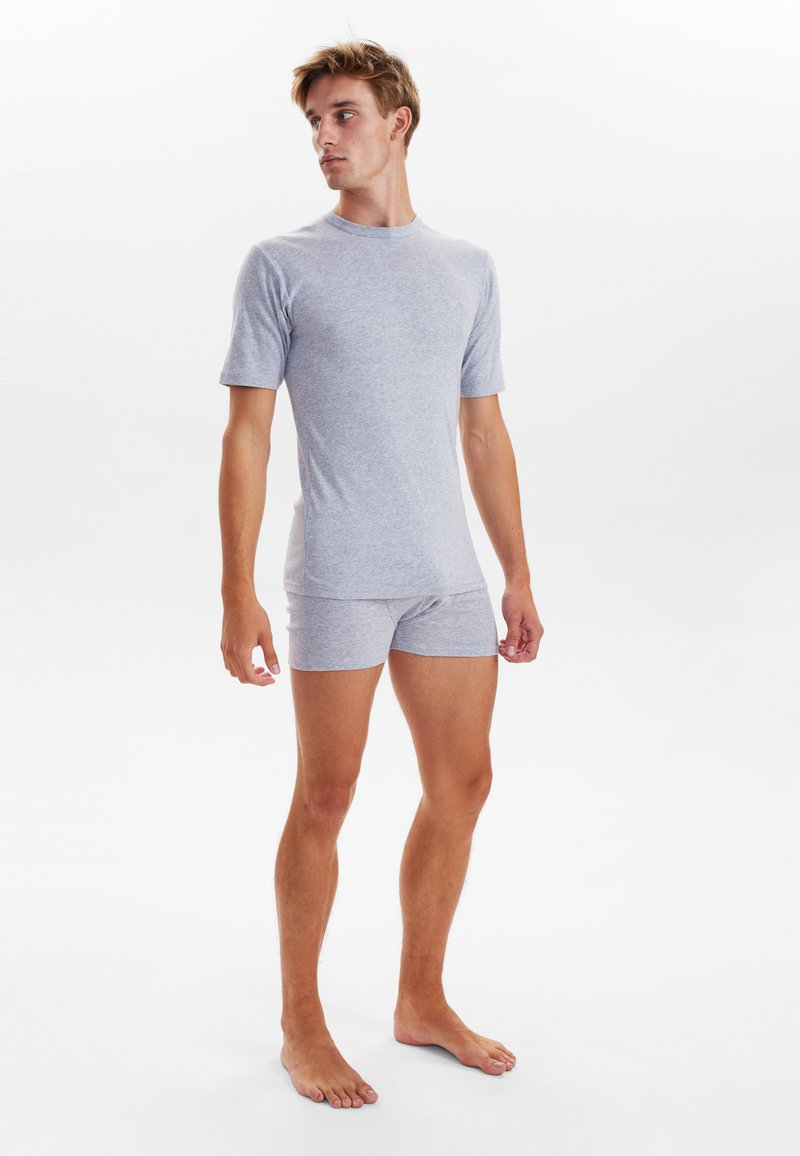 Grå bomulds t-shirt med korte ærmer og boxershorts. Glat tekstur, tætsiddende design og rund hals. Minimalistisk udseende uden synlige mønstre.