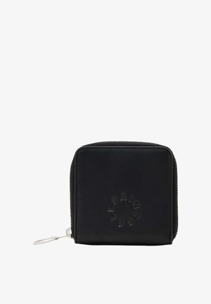 Kompakt sort læderpung med lynlås rundt om, cirkulært præget logo og sølv lynlåstrækker på hvid baggrund.